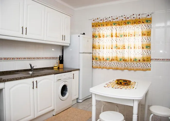 Os A Ramos Na Da Gale Estao Inserido Em Com Piscina, Fica Apenas A 350 Metros Da Da Gale - Com Ar Condicionado Tanto Nos Quartos Na Sala, Smart Tv Com Prime Video E Cozinha Completa Apartmán Albufeira