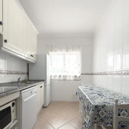 Apartamento Os A Ramos Na Da Gale Estao Inserido Em Com Piscina, Fica Apenas A 350 Metros Da Da Gale - Com Ar Condicionado Tanto Nos Quartos Na Sala, Smart Tv Com Prime Video E Cozinha Completa Albufeira