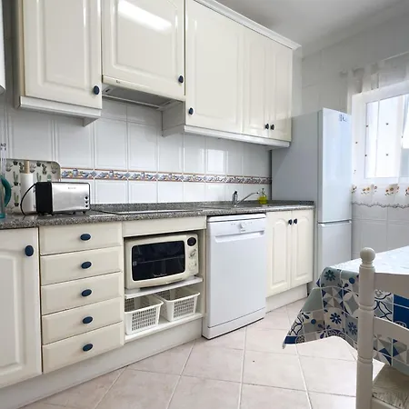 Os A Ramos Na Da Galé Estão Inserido Em Com Piscina, Fica Apenas A 350 Metros Da Da Galé - Com Ar Condicionado Tanto Nos Quartos Na Sala, Smart Tv Com Prime Vídeo E Cozinha Completa Apartamento