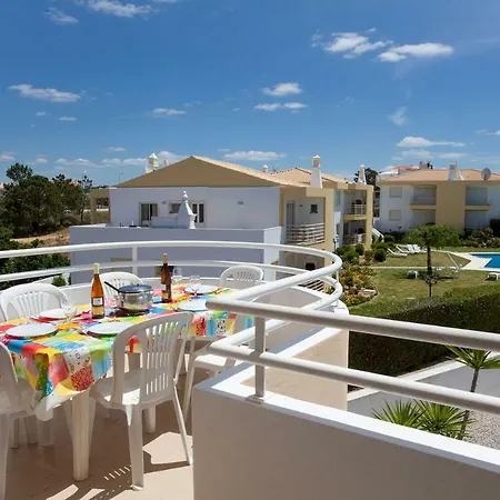 Apartamento Os A Ramos Na Da Gale Estao Inserido Em Com Piscina, Fica Apenas A 350 Metros Da Da Gale - Com Ar Condicionado Tanto Nos Quartos Na Sala, Smart Tv Com Prime Video E Cozinha Completa Albufeira